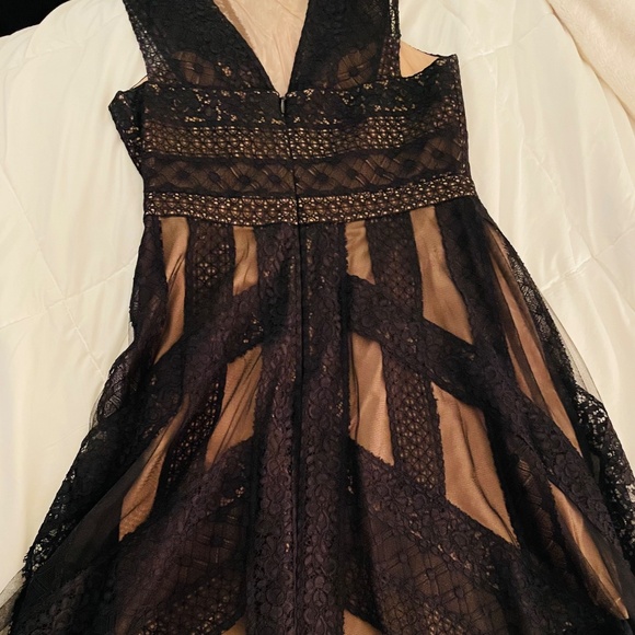 Elegant Black Lace Evening Dress - Picture 5 of 14